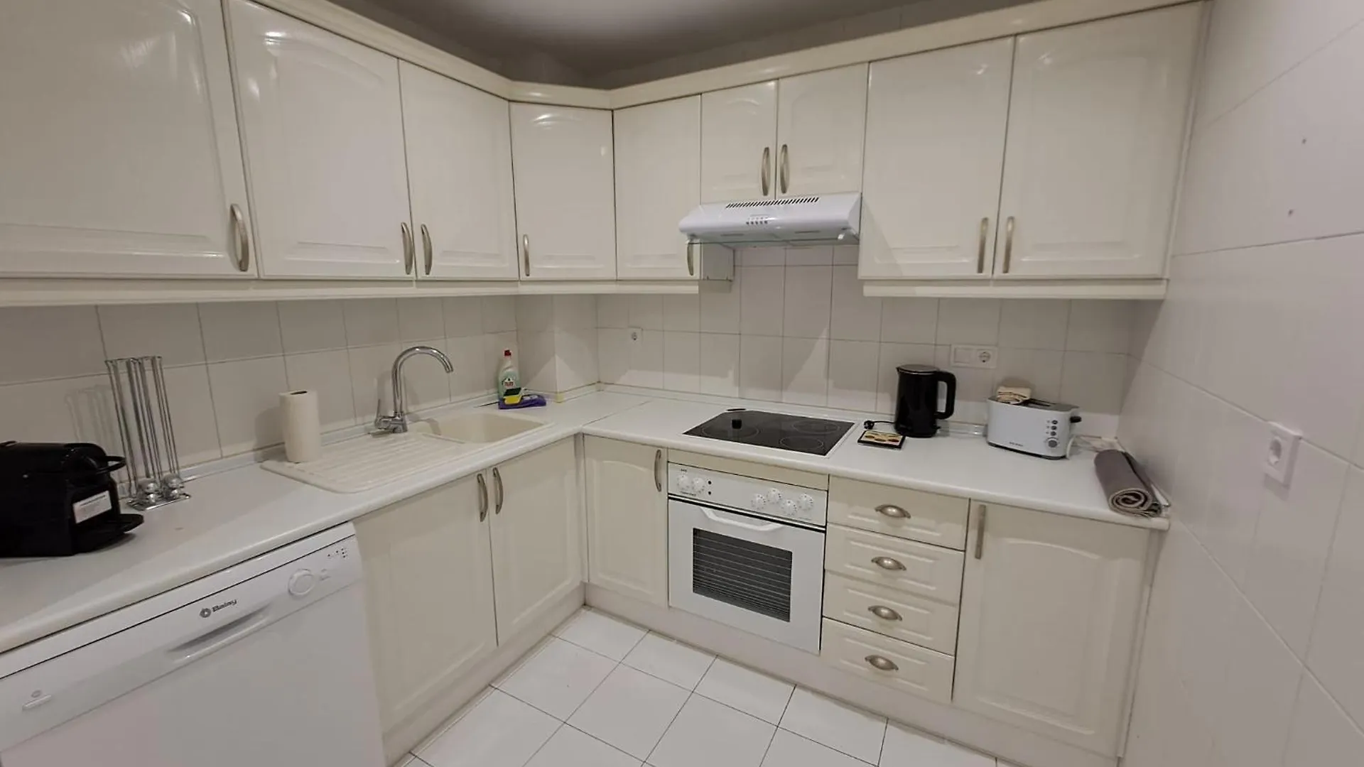 Luminous Apartment In Playas Del Duque , Puerto Banus By Holidays & Home マルベーリャ