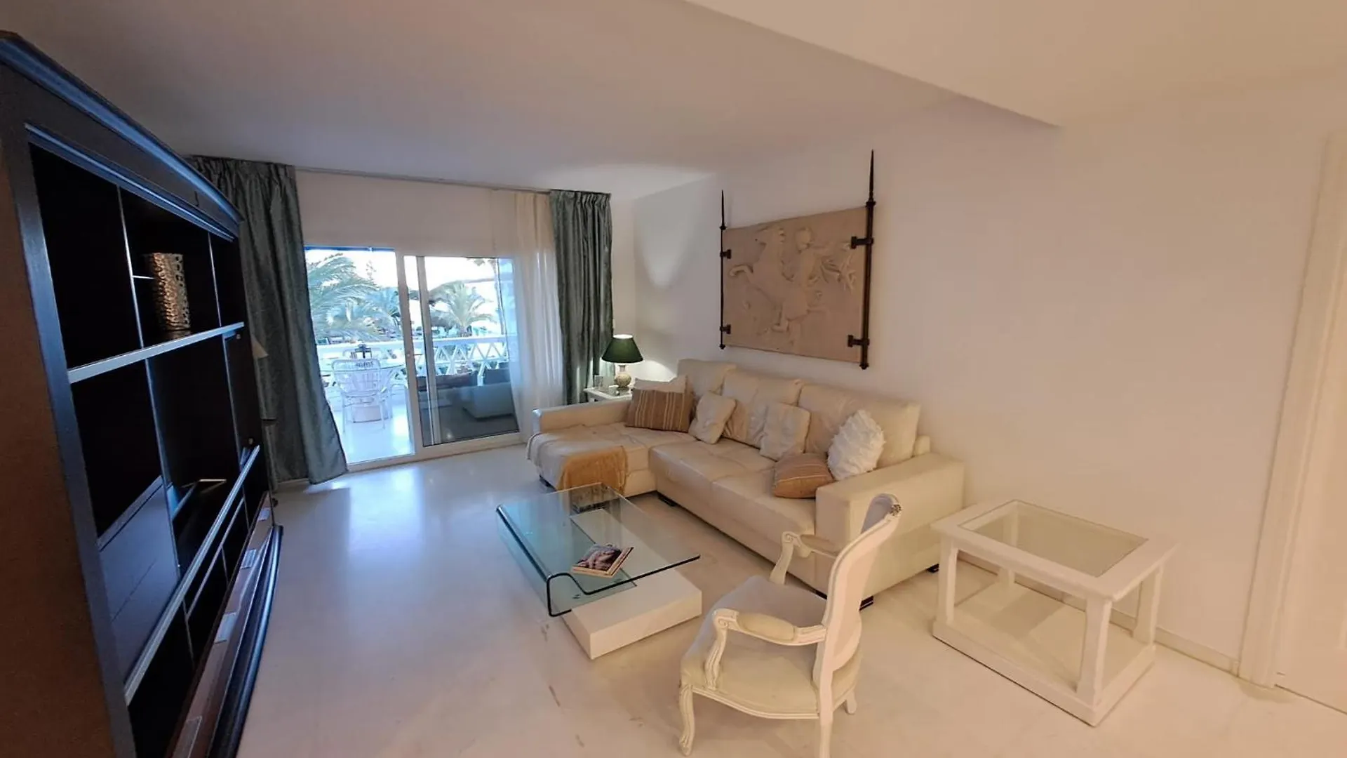 Luminous Apartment In Playas Del Duque , Puerto Banus By Holidays & Home マルベーリャ スペイン