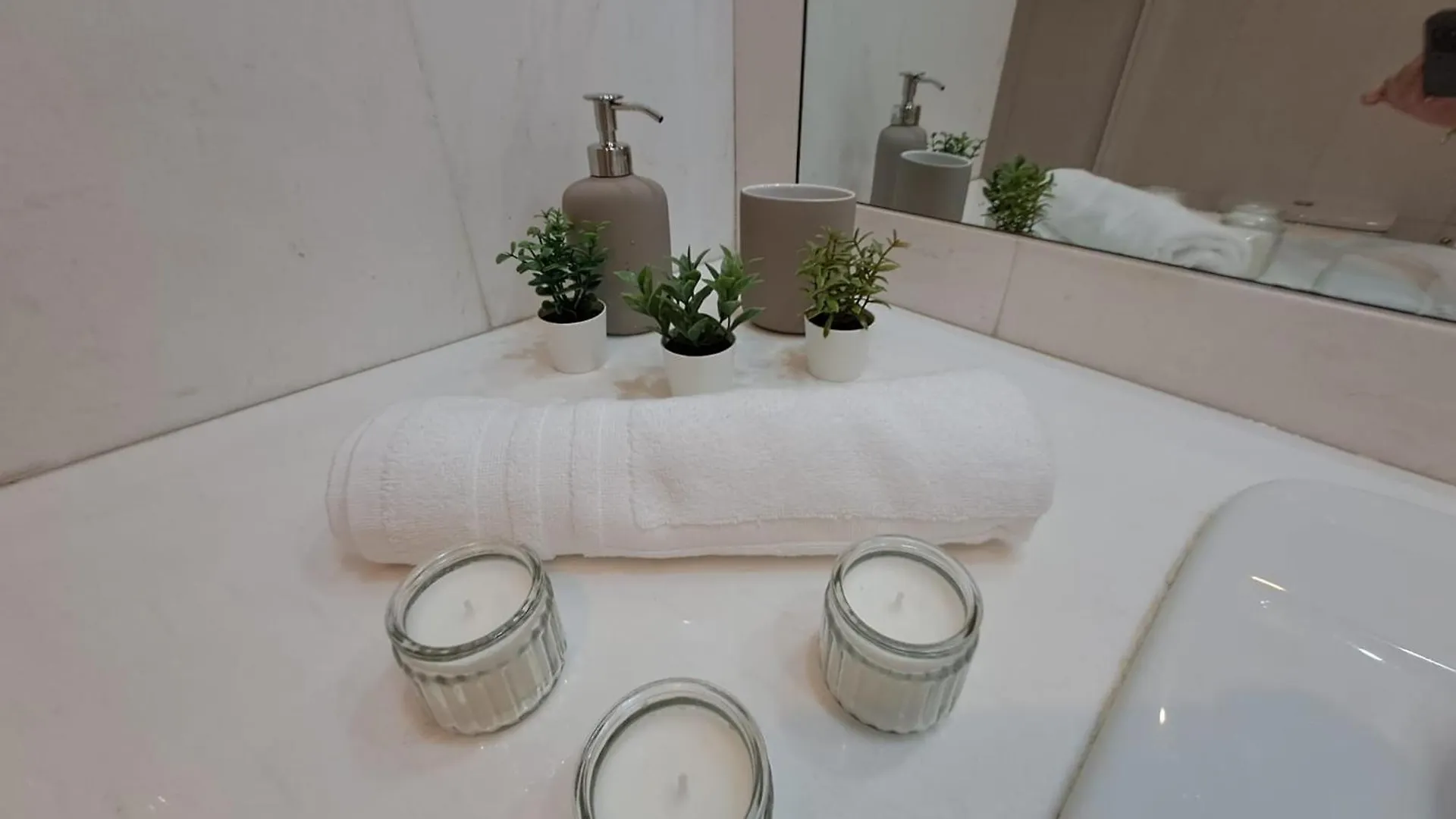 Luminous Apartment In Playas Del Duque , Puerto Banus By Holidays & Home マルベーリャ 0*,